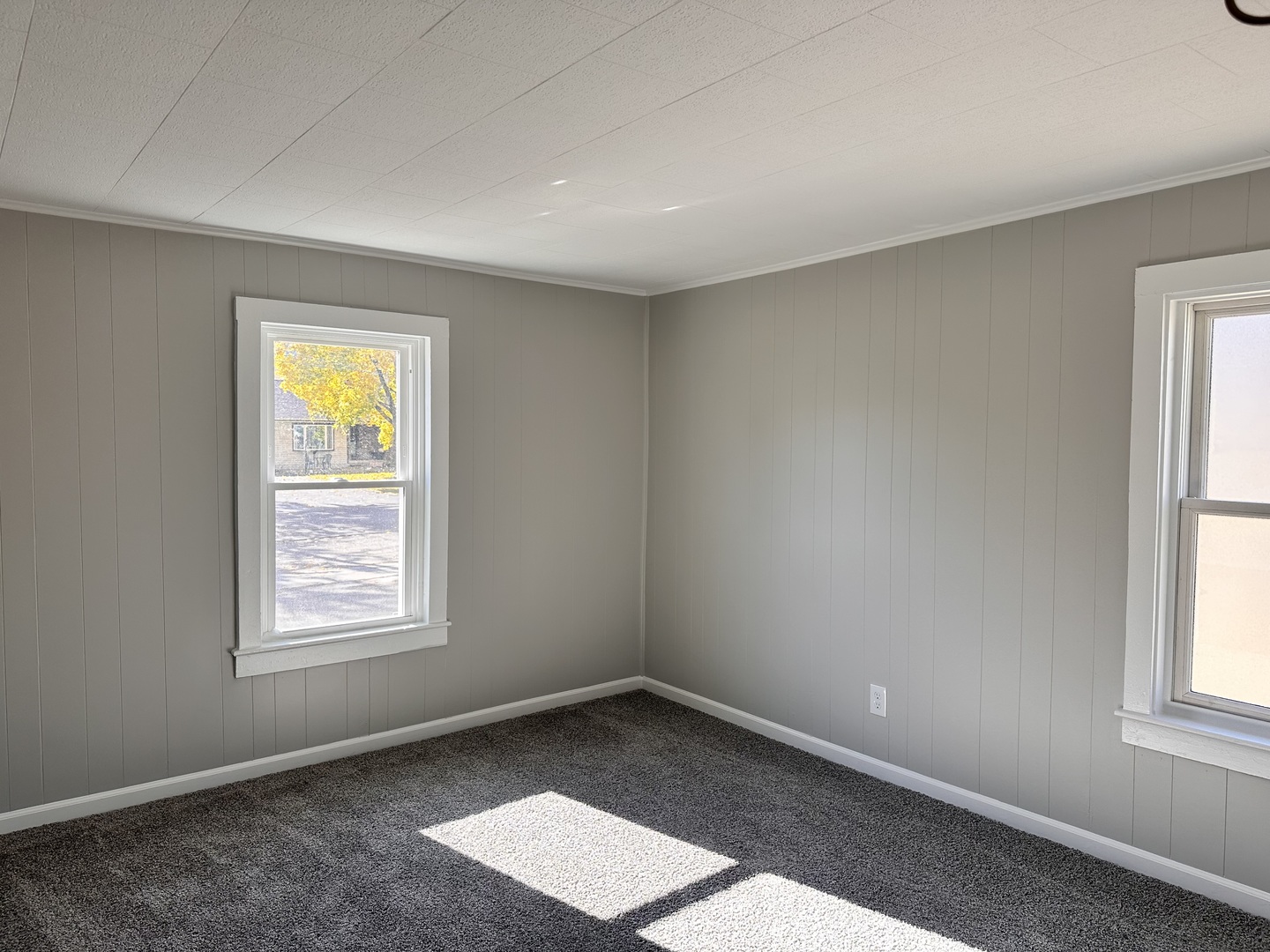 210 West Hall Street Leland, IL 60531 - Photo 18 of 36 an empty room with windows