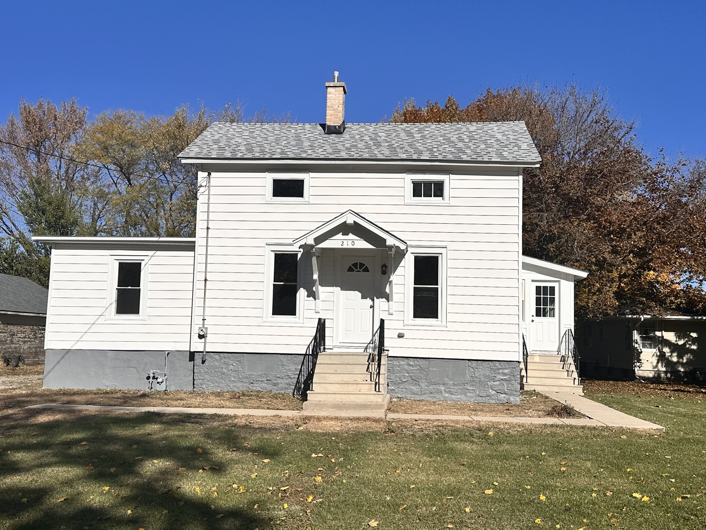210 West Hall Street Leland, IL 60531 - Photo 2 of 36 a front view of a house with a yard