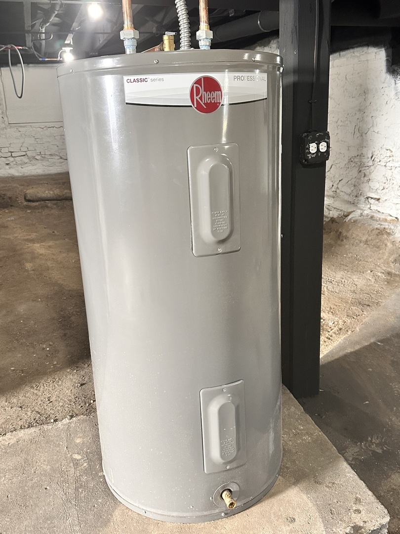 210 West Hall Street Leland, IL 60531 - Photo 34 of 36 a utility room with a shower