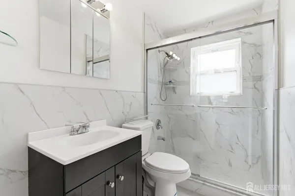 $2,300 | 161 Evergreen Road, Unit 2A, Edison, NJ 08837