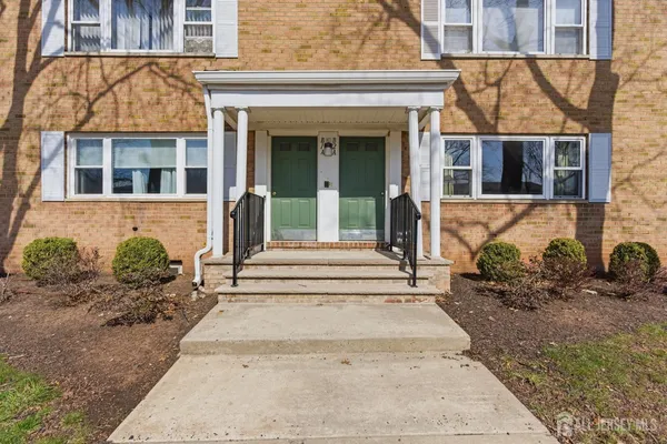 $2,300 | 161 Evergreen Road, Unit 2A, Edison, NJ 08837