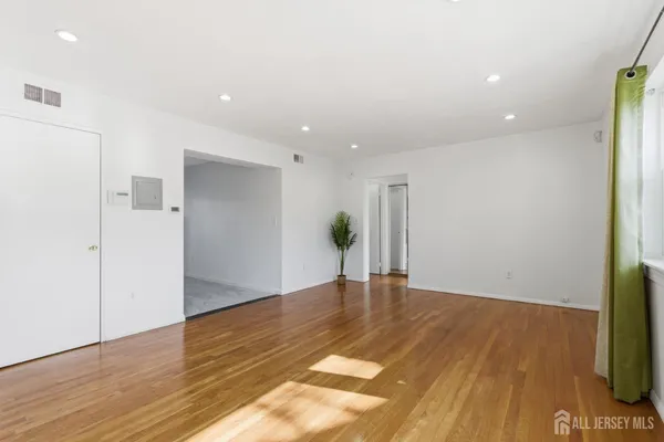 $2,300 | 161 Evergreen Road, Unit 2A, Edison, NJ 08837