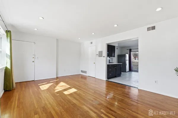 $2,300 | 161 Evergreen Road, Unit 2A, Edison, NJ 08837