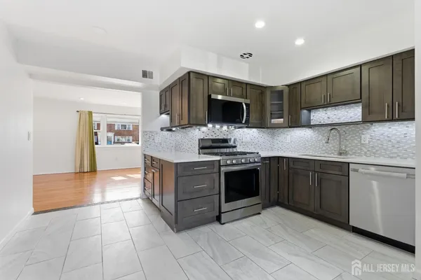 $2,300 | 161 Evergreen Road, Unit 2A, Edison, NJ 08837