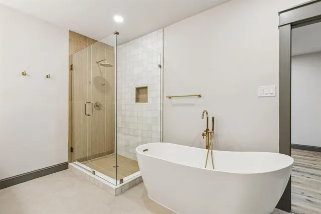 $2,400 | 810 South Montclair Avenue, Dallas, TX 75208