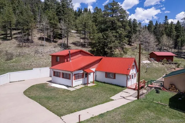 a view of a house with a backyard