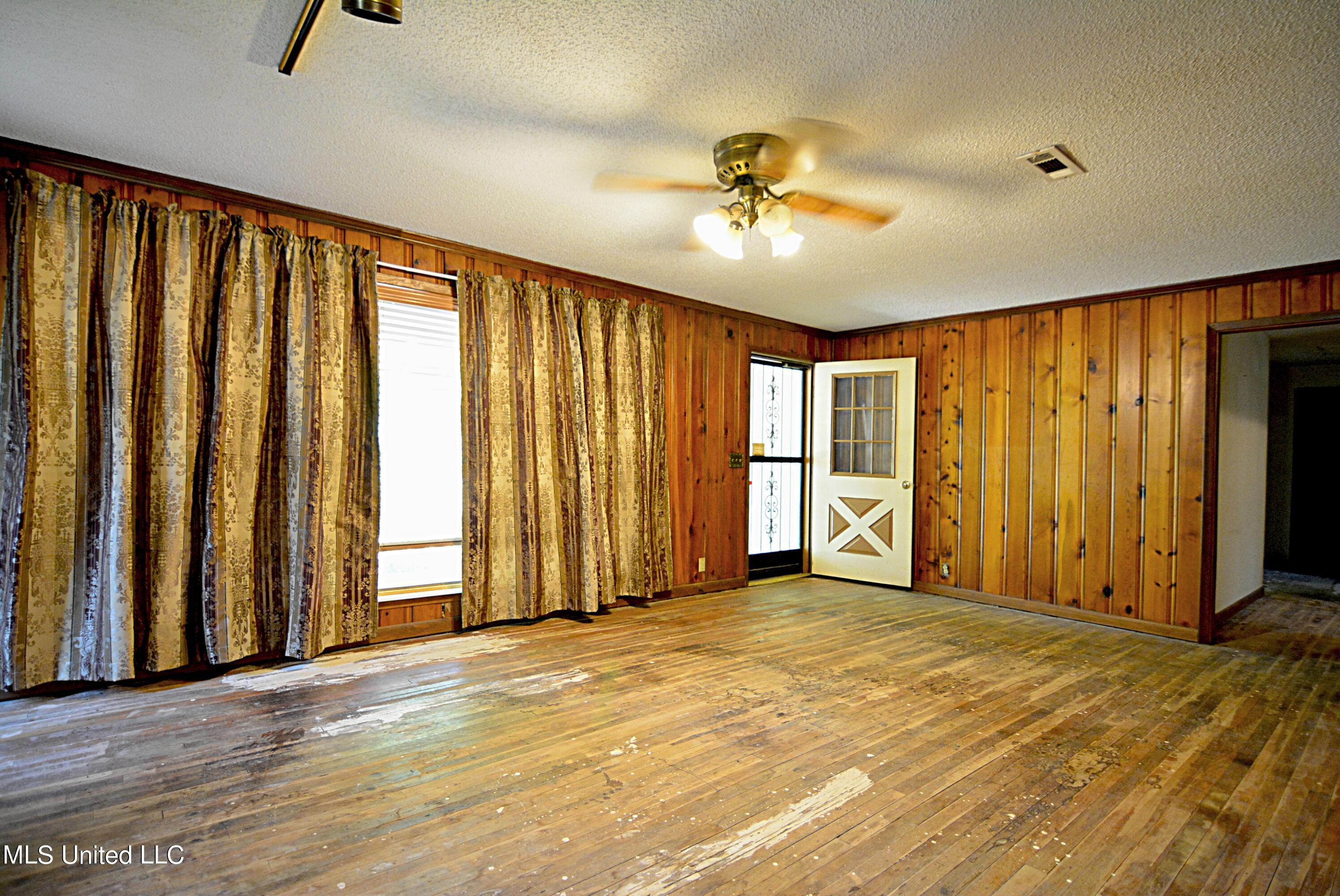5290 Sycamore Road Coldwater, MS 38618 - Photo 7 of 32 Living Room from Dining Room