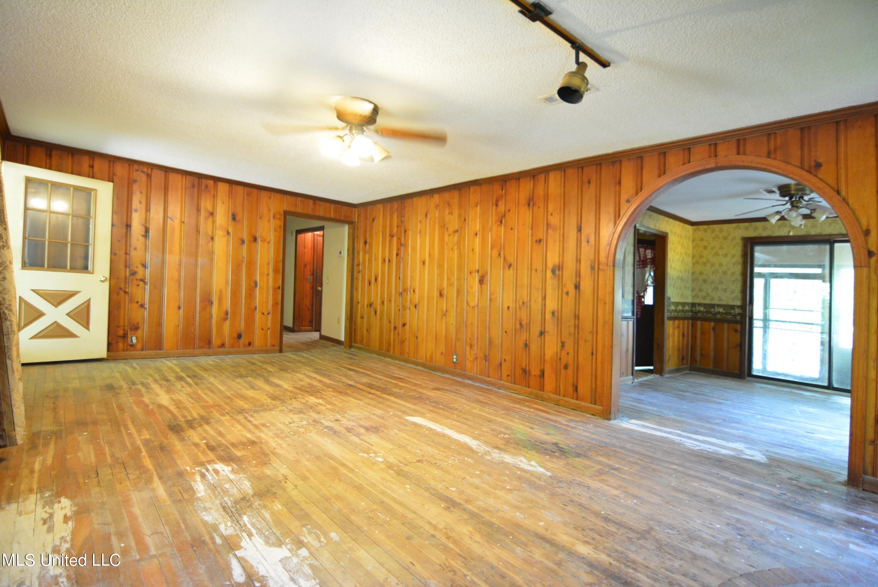 5290 Sycamore Road Coldwater, MS 38618 - Photo 8 of 32 Living Room from Fireplace