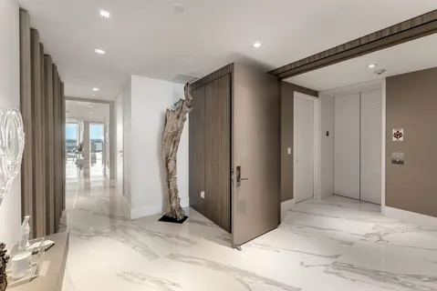 a view of entryway with a livingroom