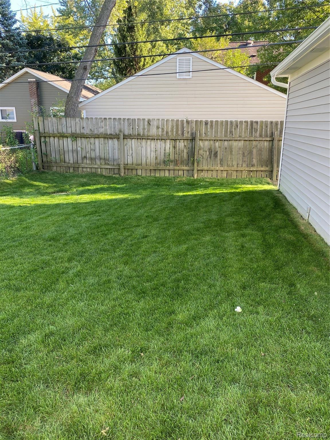 1699 Cambridge Road Berkley, MI 48072 - Photo 28 of 28 IMG_9396.jpg