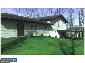 216 Chapel Hill Road Reading, PA 19608 - Photo 2 of 6