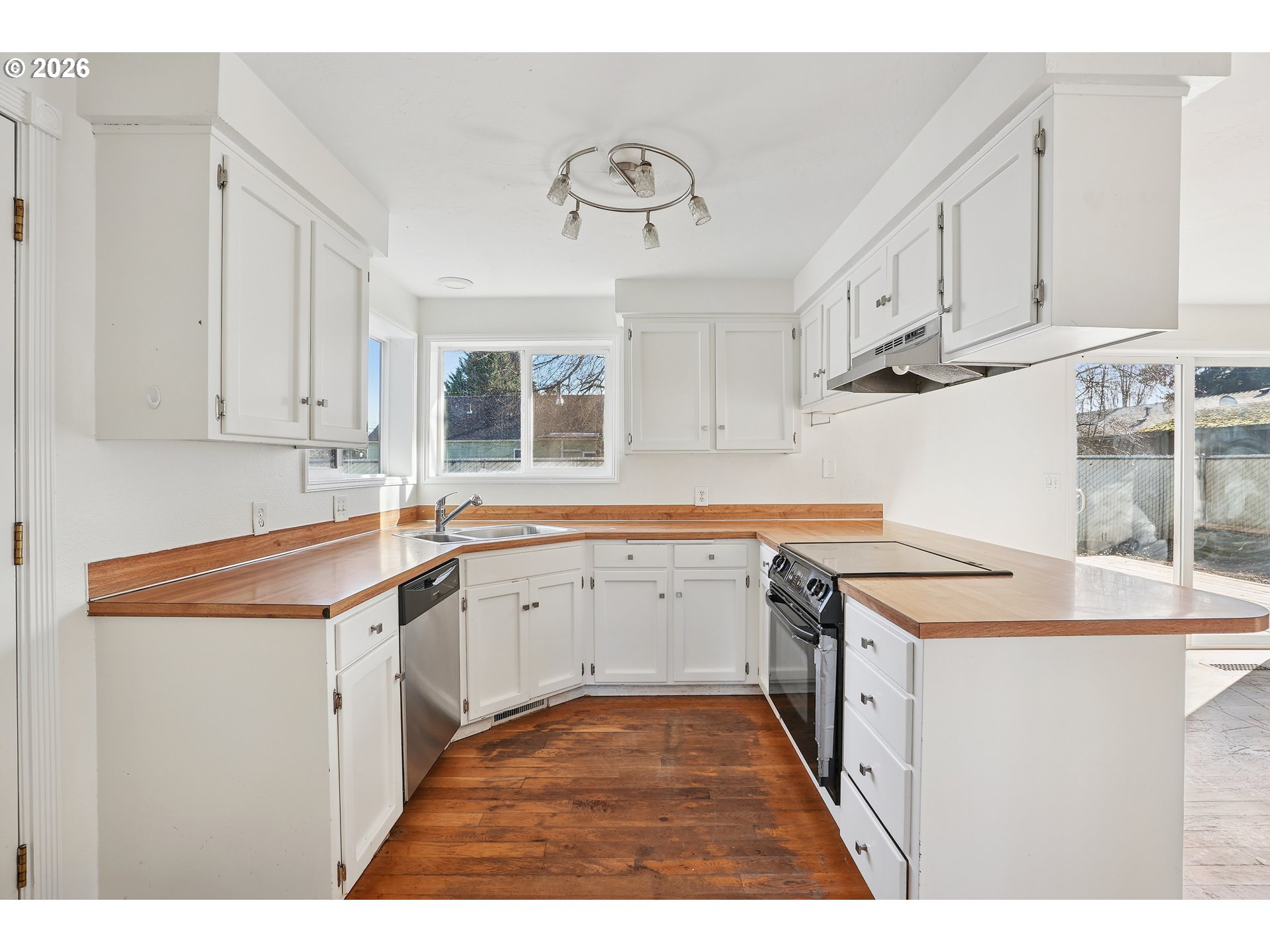 495 Angelee Court Lebanon, OR 97355 - Photo 16 of 32