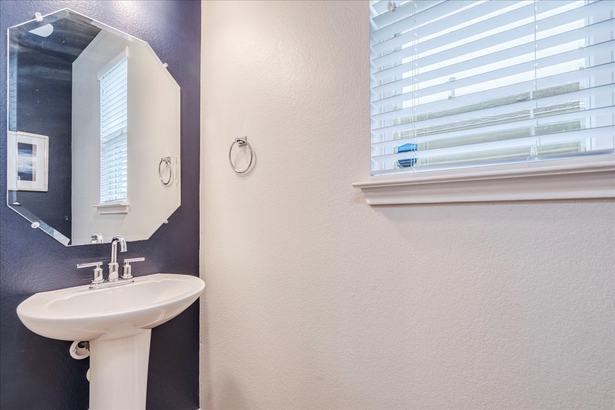 10317 Laurie Lane Austin, TX 78747 - Photo 22 of 35 Bathroom featuring a textured wall
