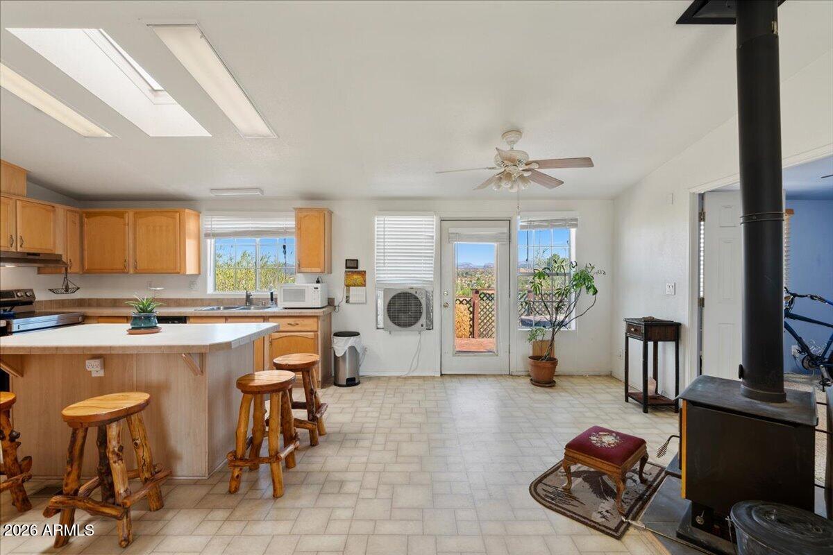 4580 Tagalong Trail Rimrock, AZ 86335 - Photo 11 of 37 kitchen dining combo