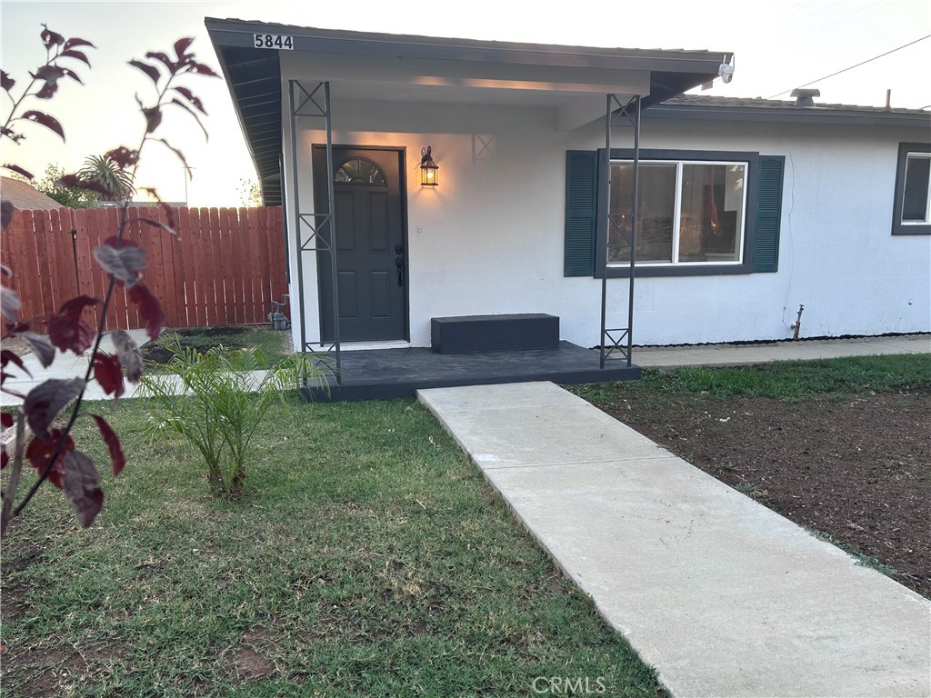 5844 Montgomery Street Riverside, CA 92503 - Photo 4 of 34 Gallery Image 4