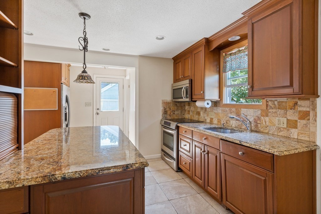 17 Fenimore Boulevard Springfield, MA 01108 - Photo 2 of 30