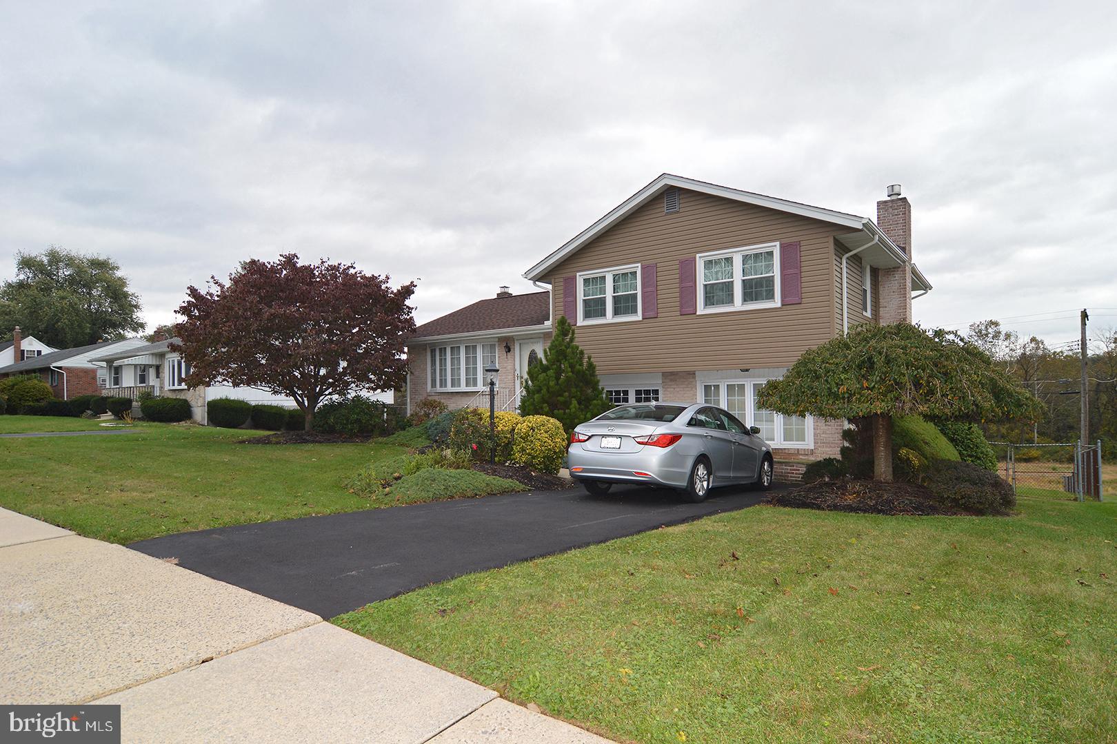1526 Commonwealth Boulevard Reading, PA 19607 - Photo 4 of 36