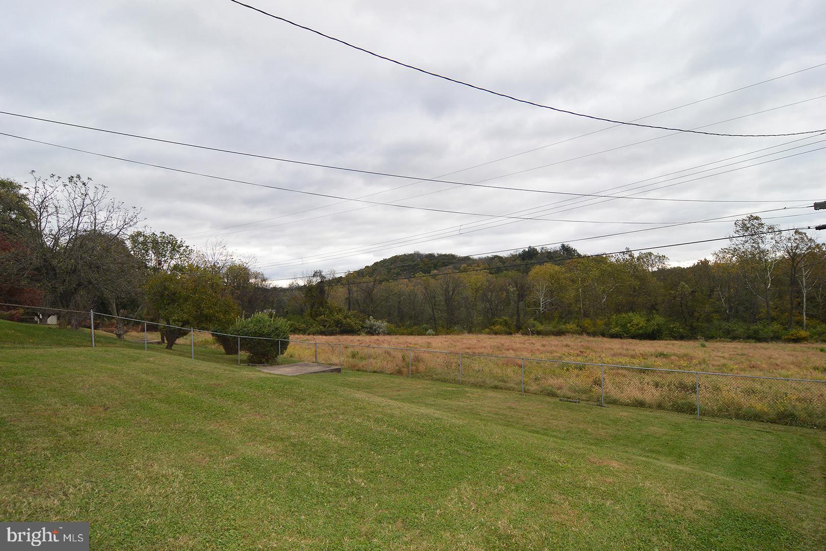 1526 Commonwealth Boulevard Reading, PA 19607 - Photo 32 of 36