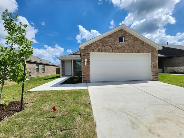 $1,800 | 1043 Birkdale Drive, Ennis, TX 75119