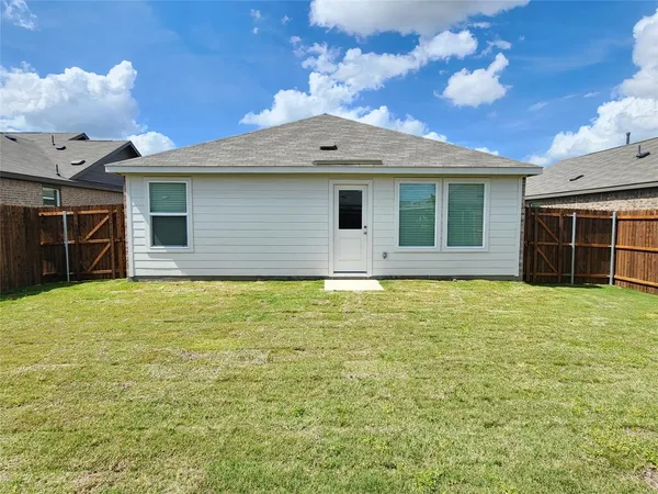 $1,800 | 1043 Birkdale Drive, Ennis, TX 75119