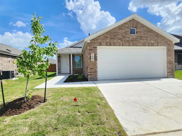 $1,800 | 1043 Birkdale Drive, Ennis, TX 75119