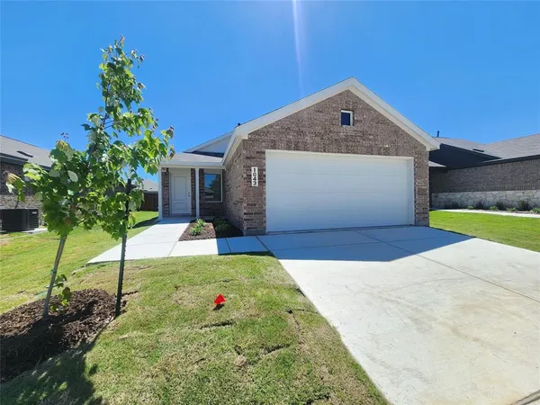$1,800 | 1043 Birkdale Drive, Ennis, TX 75119