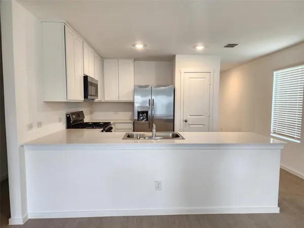 $1,800 | 1043 Birkdale Drive, Ennis, TX 75119