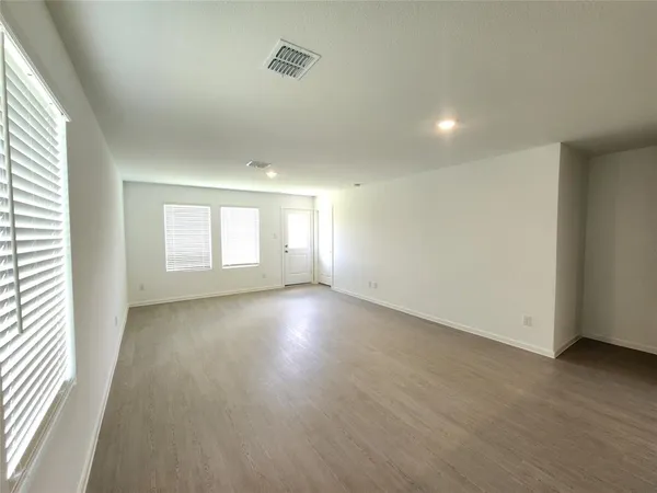 $1,800 | 1043 Birkdale Drive, Ennis, TX 75119