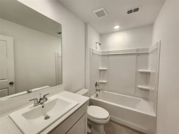 $1,800 | 1043 Birkdale Drive, Ennis, TX 75119