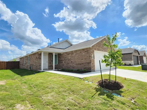 $1,800 | 1043 Birkdale Drive, Ennis, TX 75119