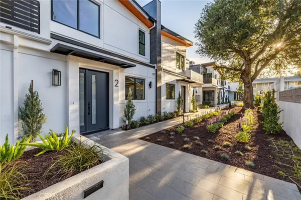 $1,716,900 | 1649 North Lake Avenue, Unit 2, Pasadena, CA 91104