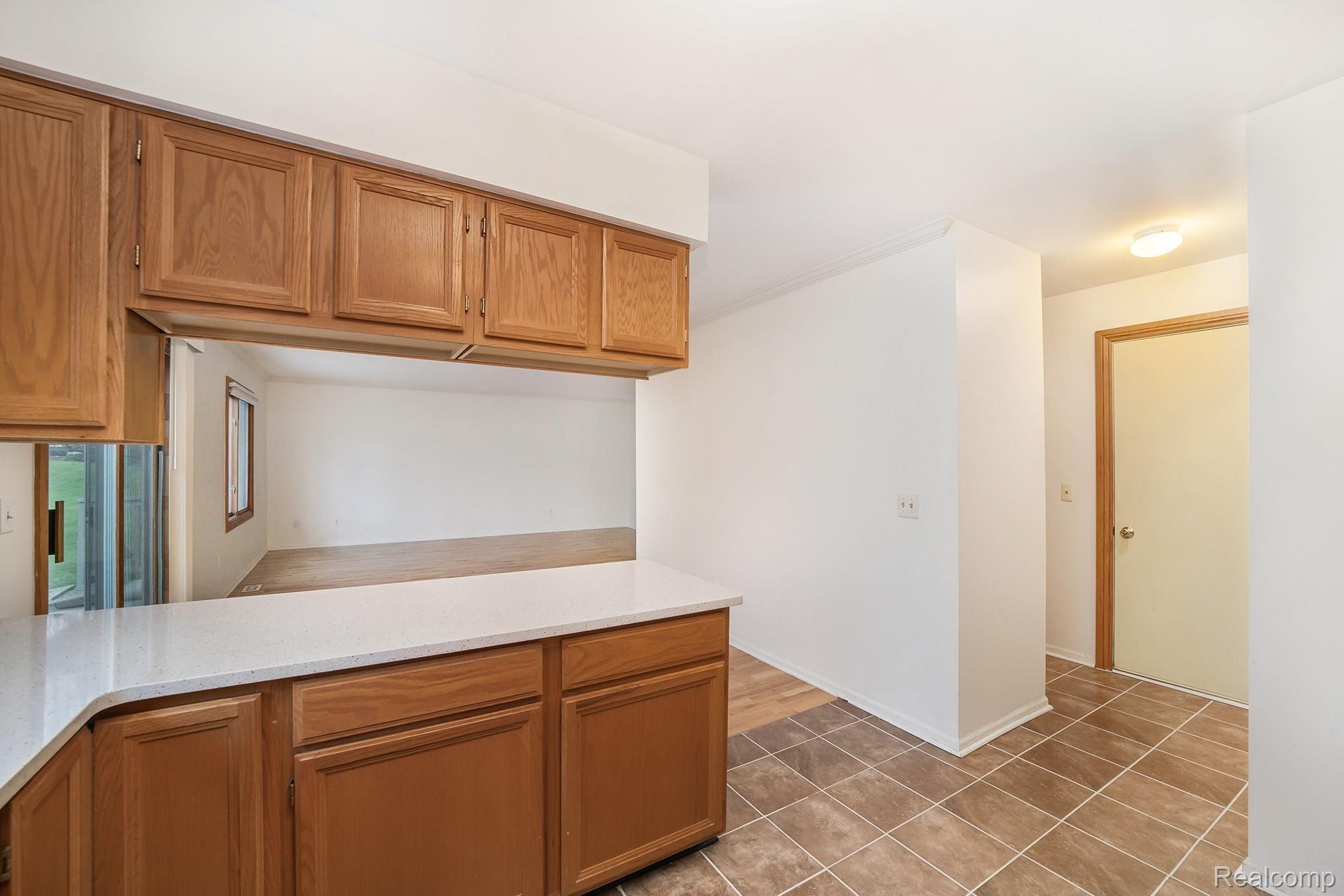 2139 Rochelle Park Drive, Unit 73 Rochester, MI 48309 - Photo 9 of 34 017A6413.jpg