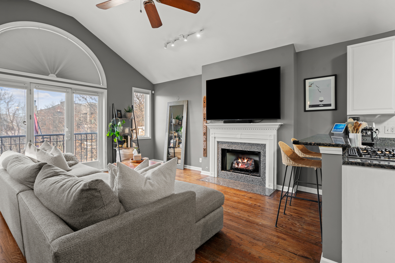 3041 North Racine Avenue, Unit 3 Chicago, IL 60657 - Photo 6 of 23 Gallery Image 6