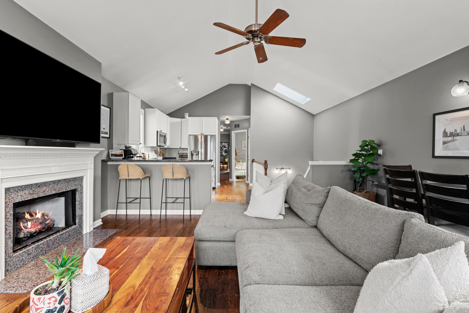 3041 North Racine Avenue, Unit 3 Chicago, IL 60657 - Photo 8 of 23 Gallery Image 8