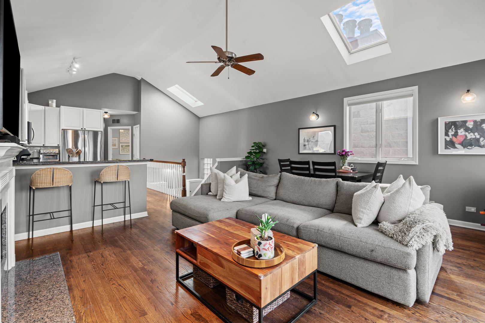 3041 North Racine Avenue, Unit 3 Chicago, IL 60657 - Photo 9 of 23 Gallery Image 9