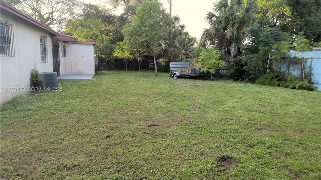 a view of a backyard