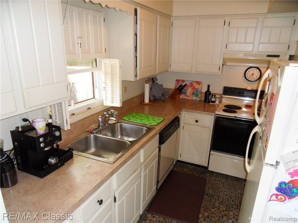 5095 Crooks Road, Unit 8 Royal Oak, MI 48073 - Photo 4 of 20 SDC19373.JPG