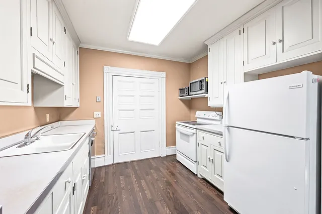 an empty room with windows and pillars in it