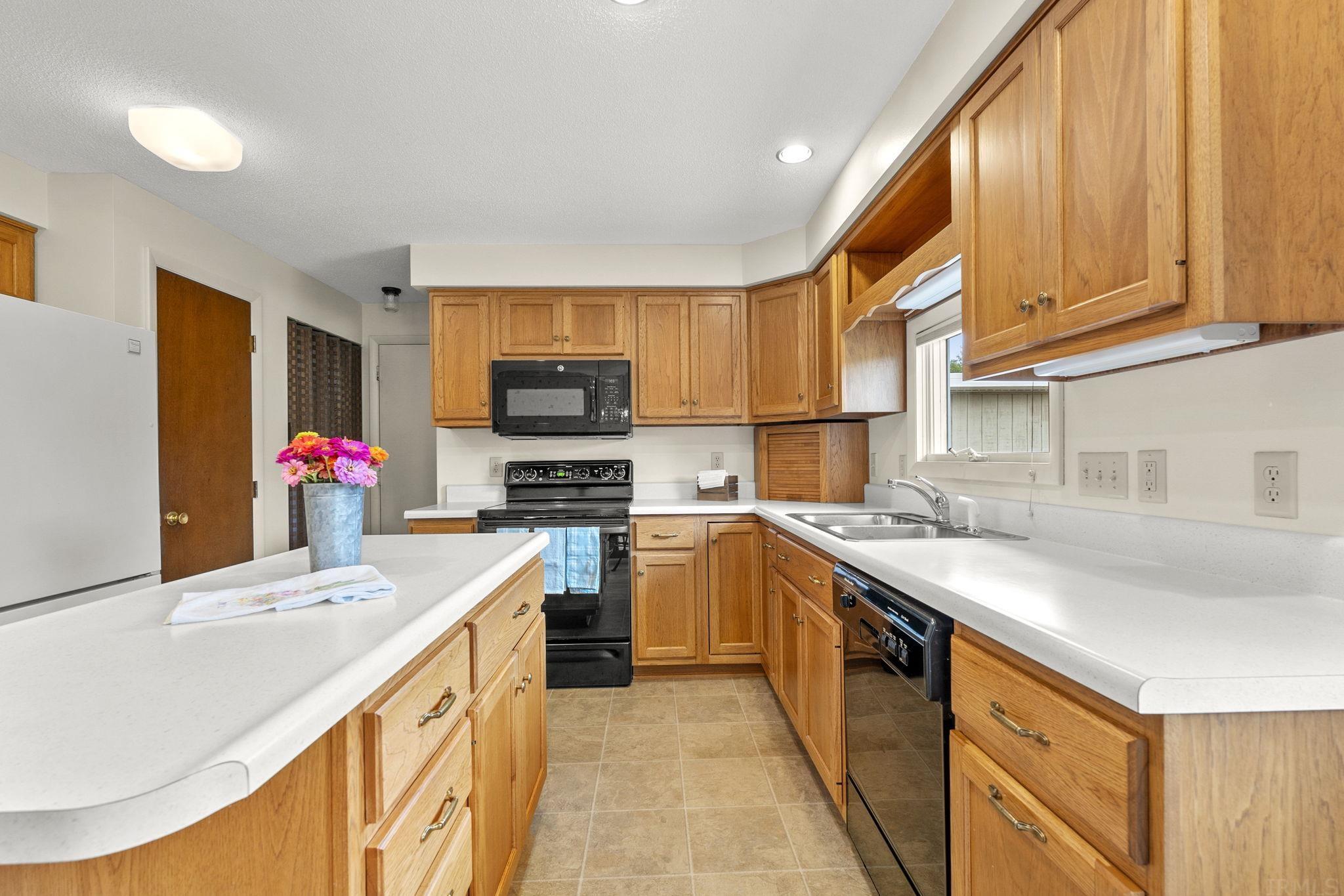12528 Hardisty Road Fort Wayne, IN 46845 - Photo 15 of 35