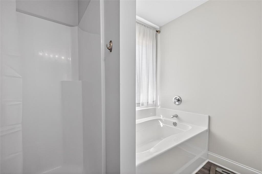 142 Rolling Wds Lane Colbert, GA 30628 - Photo 7 of 34 a bathroom with a bathtub and shower