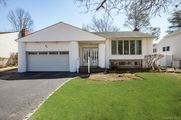 $875,000 | 42 Netto Lane, Plainview, NY 11803