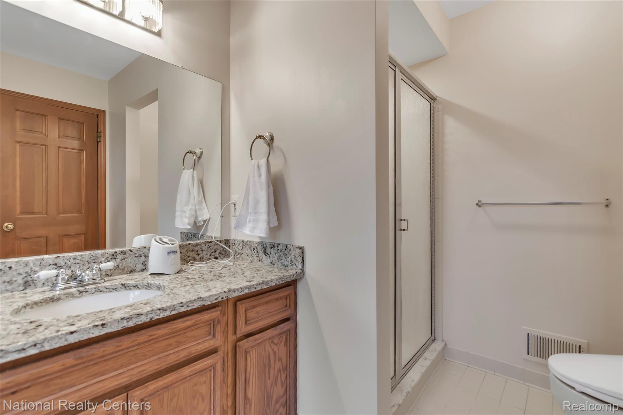 755 Stanford Circle Rochester, MI 48309 - Photo 38 of 47 755-Stanford-Cr-Rochester-Hills-MI-38.jpg