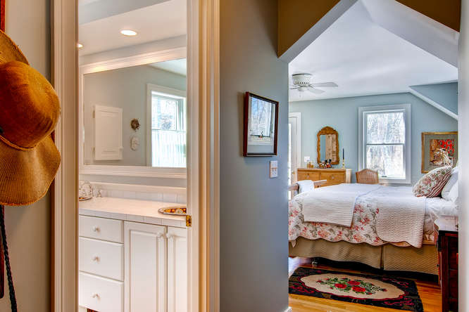19 North Tabor Farm Road Chilmark, MA 02535 - Photo 11 of 24 Master bedroom suite