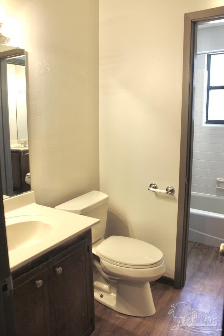 1460 Stanford Road Gulf Breeze, FL 32563 - Photo 21 of 45 Connects to tub which is shared with master bath