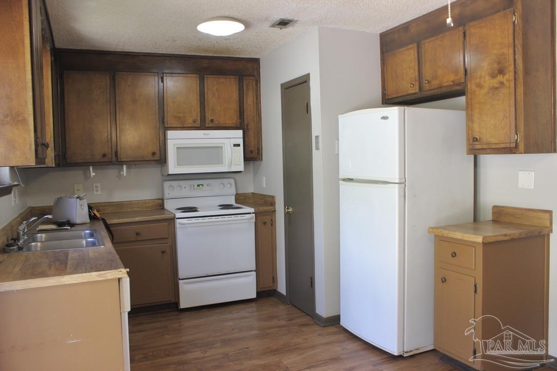 1460 Stanford Road Gulf Breeze, FL 32563 - Photo 9 of 45 Includes a dishwasher and disposal!