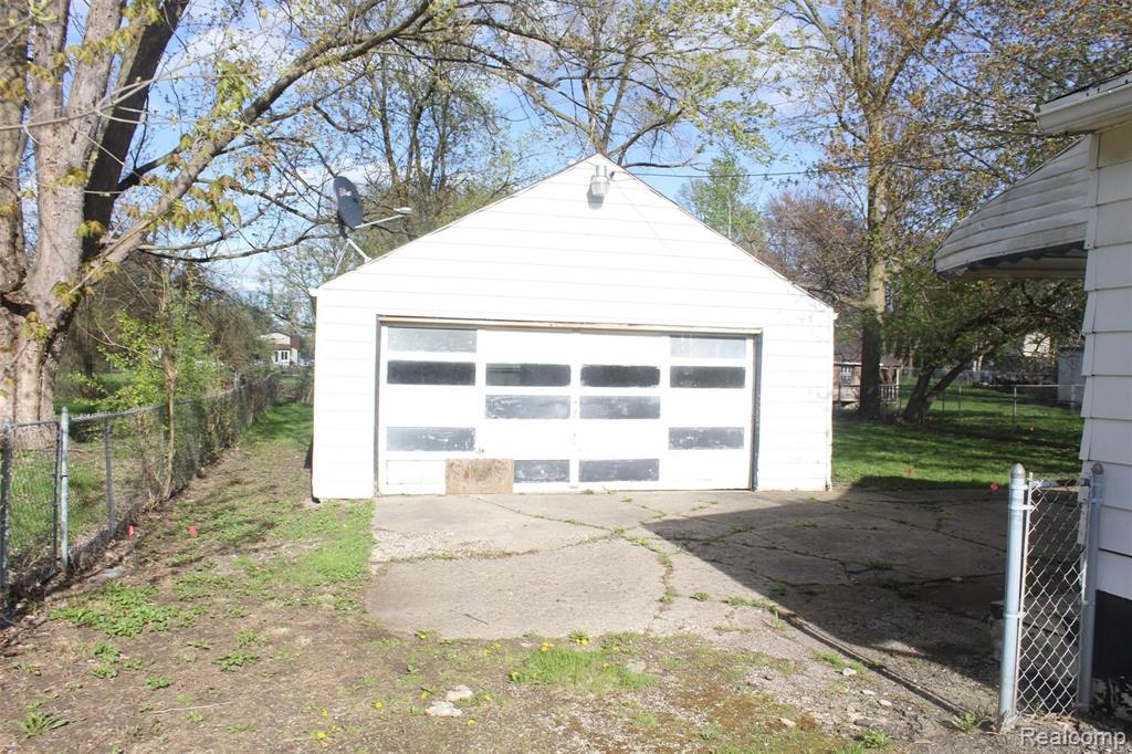 2102 Center Road Burton, MI 48509 - Photo 3 of 18
