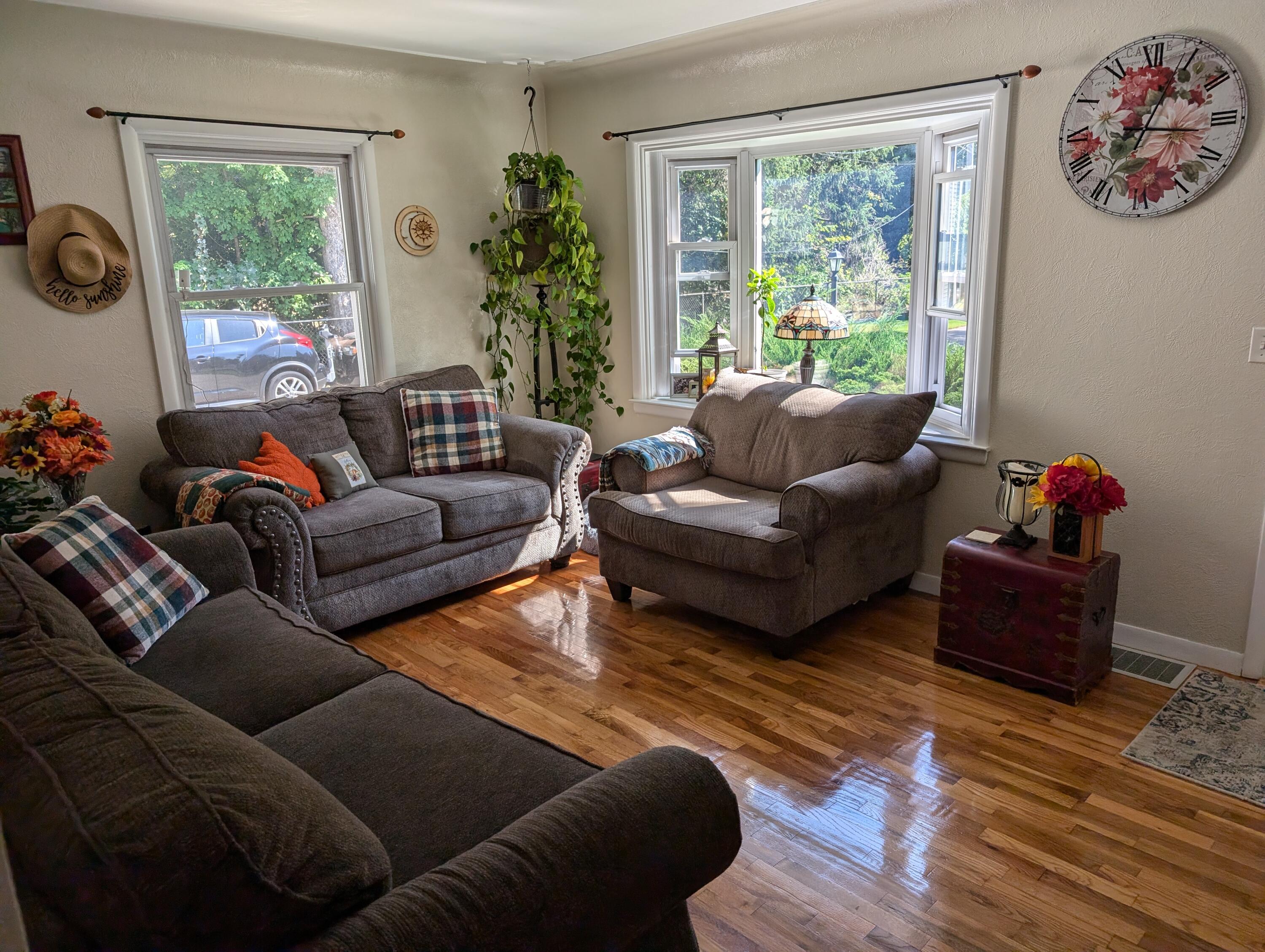 1872 Shettler Road Muskegon, MI 49444 - Photo 16 of 26 living room2