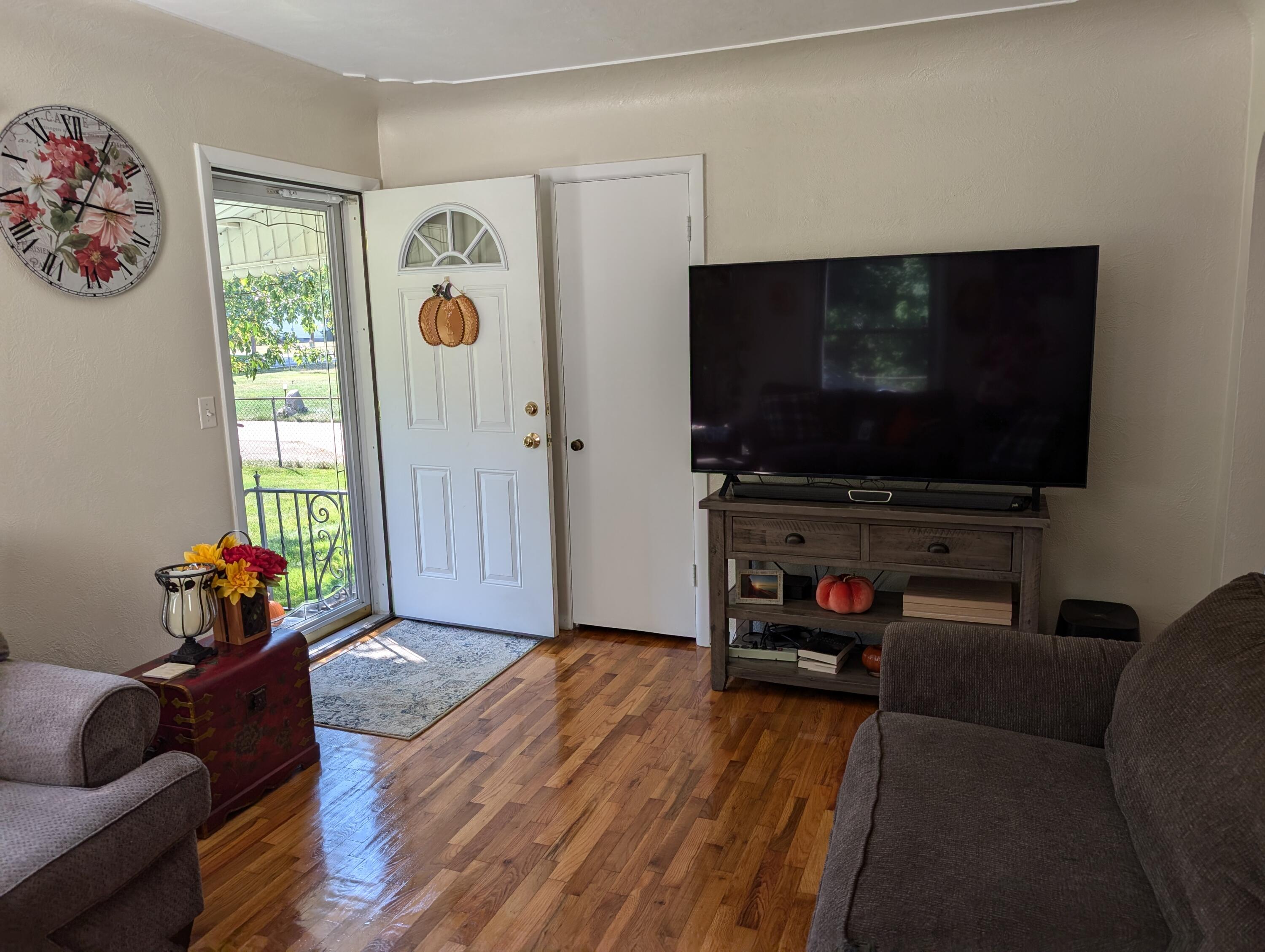 1872 Shettler Road Muskegon, MI 49444 - Photo 17 of 26 living room3