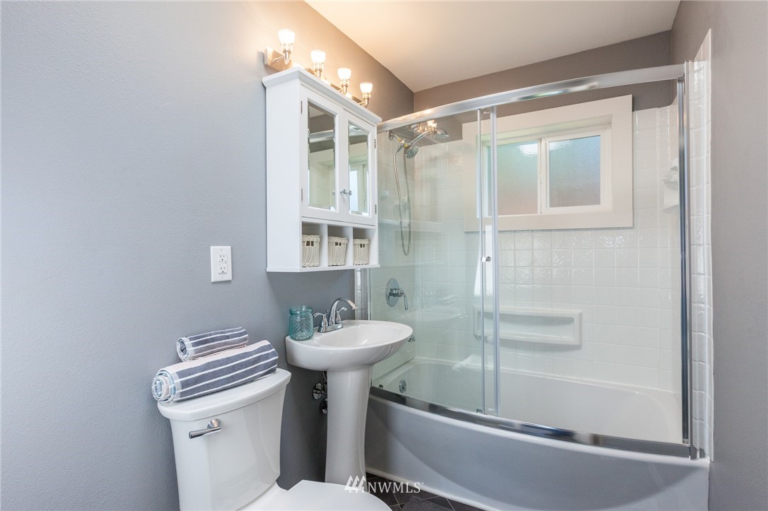 634 Ferndale Place Northeast Renton, WA 98056 - Photo 15 of 25 a bathroom with a sink toilet and shower