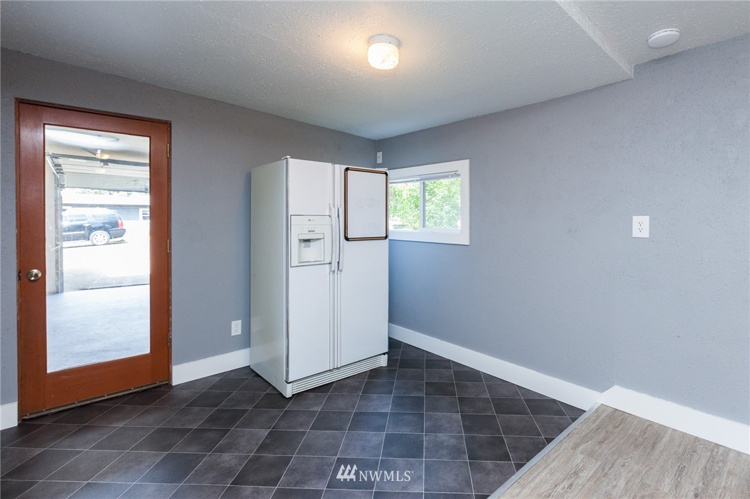 634 Ferndale Place Northeast Renton, WA 98056 - Photo 18 of 25 an empty room with windows and closet